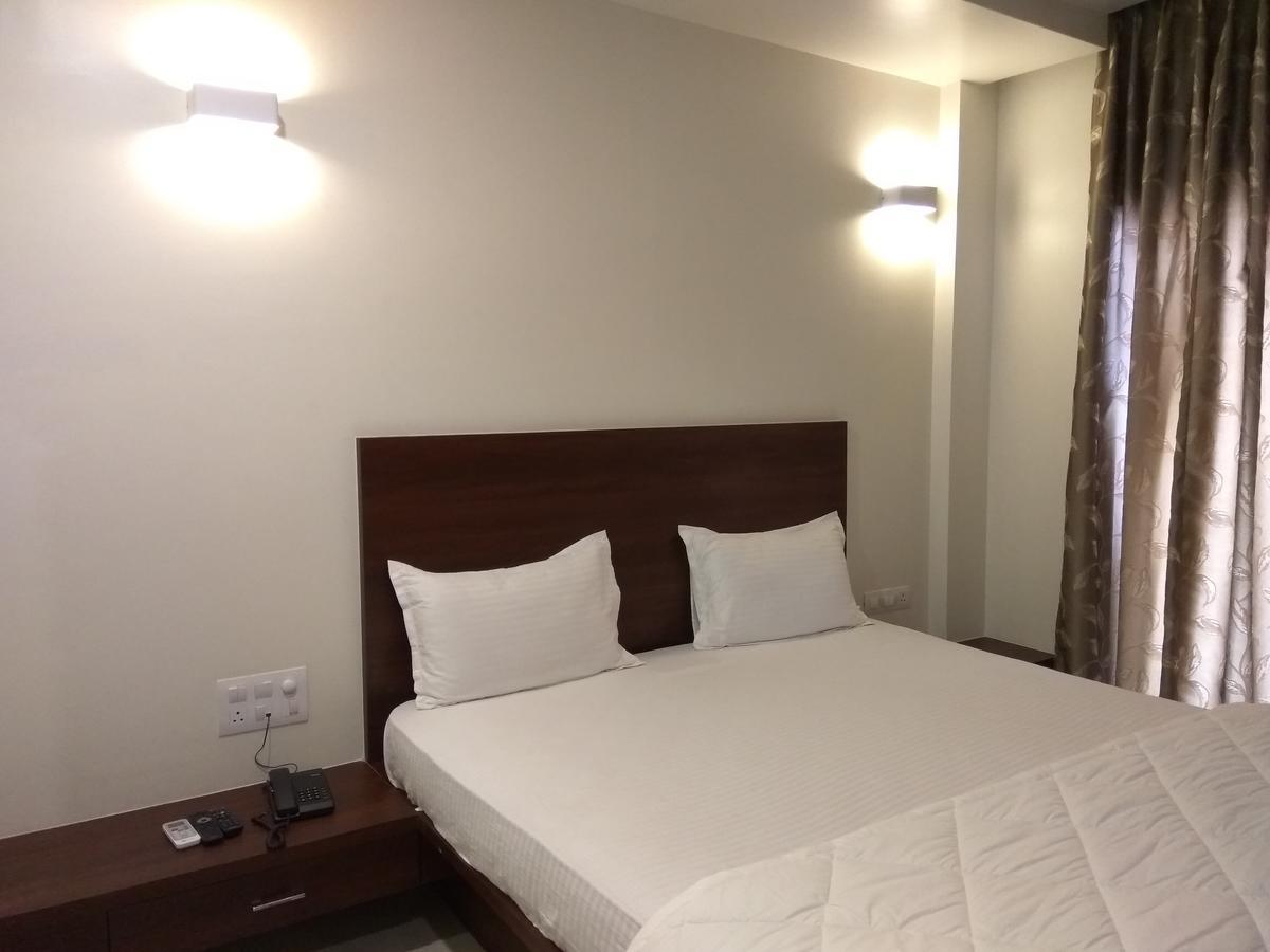 Manasi Inn Сатара Экстерьер фото